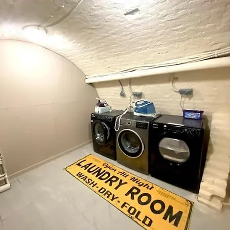 Spacious W/ Connected Tv & Wi-fi