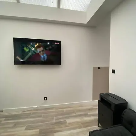Spacious W/ Connected Tv & Wi-fi Appartamento